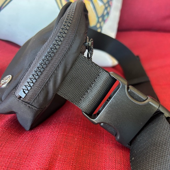 Lululemon fanny pack “Everywhere Belt Bag” - Black, S, but adjustable waistband! - Picture 4 of 6